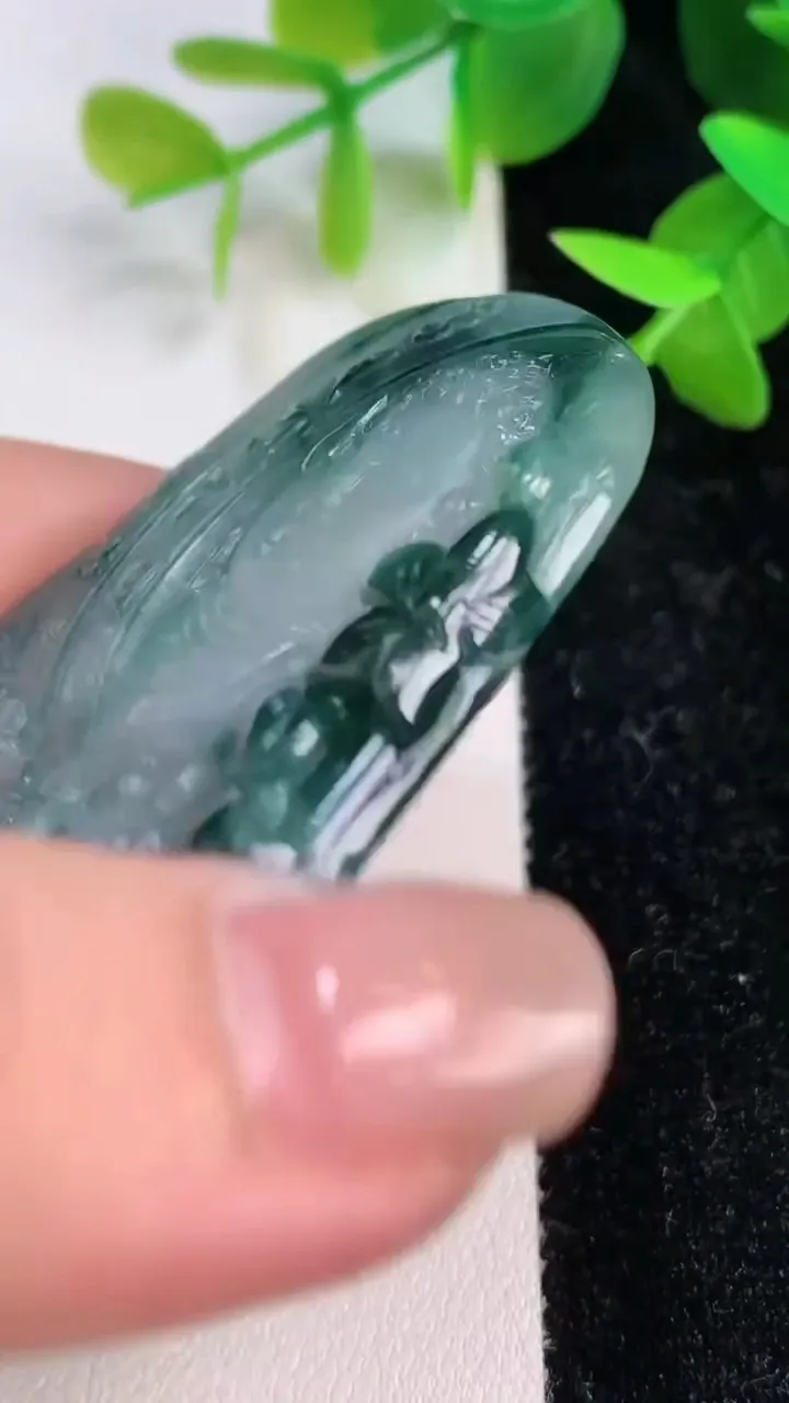 天然A货翡翠飘花佛头吊坠，尺寸63.6-43.7-5，重量:31.13g
7月16日
