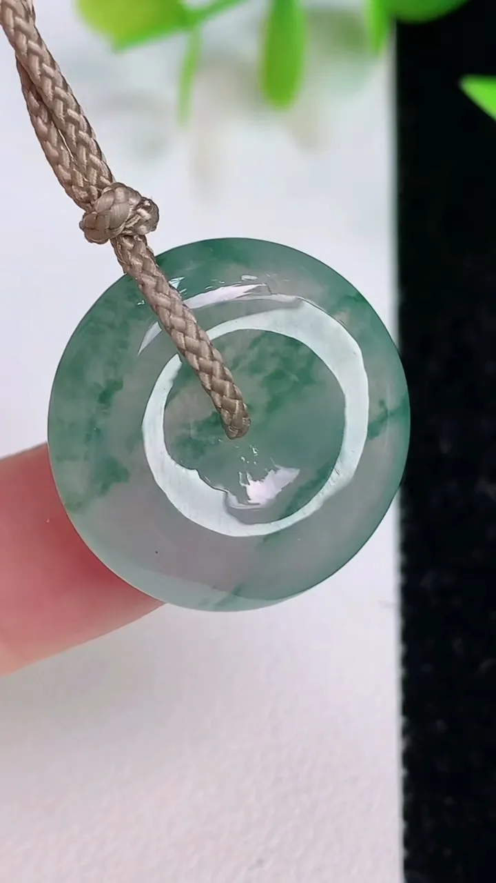 天然A货翡翠冰种飘花平安扣吊坠，尺寸22-6，重量:6.32g
7月16日