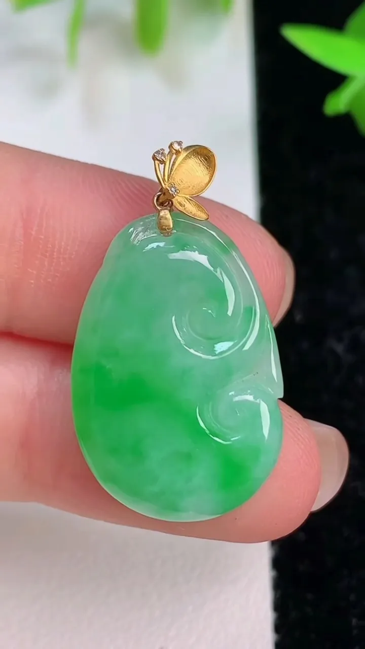 天然A货翡翠如意吊坠，尺寸25.7-14.4-4.4，重量:3.68g
7月16日