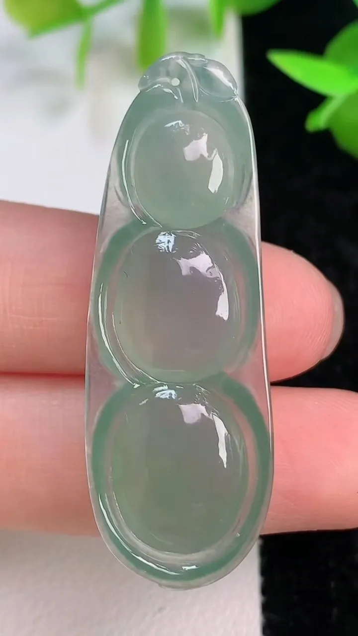 天然A货翡翠福豆吊坠，尺寸45.7-16.2-6，重量:6.95g
7月16日