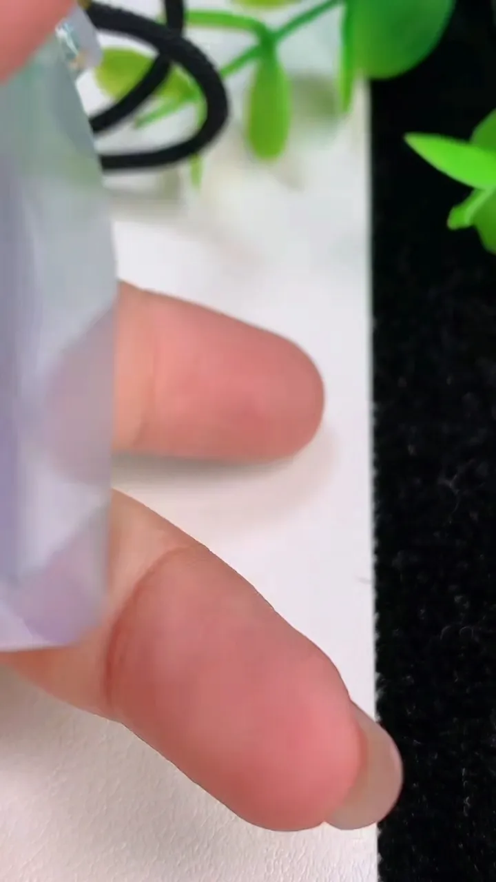 天然A货翡翠春带彩紫罗兰无事牌吊坠，尺寸54-41-5.7，重量:40.52g
7月16日