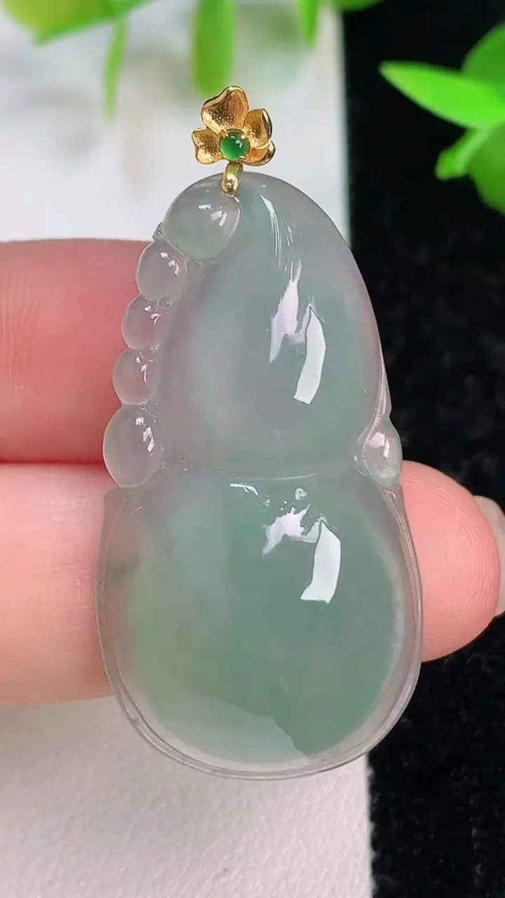 天然A货翡翠葫芦吊坠，尺寸39.3-20.2-8，重量:8.48g
7月16日