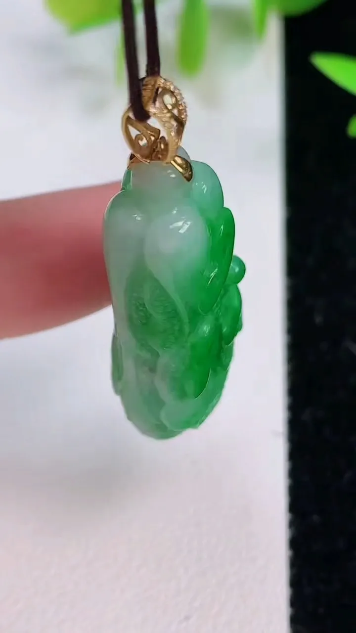 天然A货翡翠白菜吊坠，尺寸35-15.3-10.4，重量:10.05g
7月16日