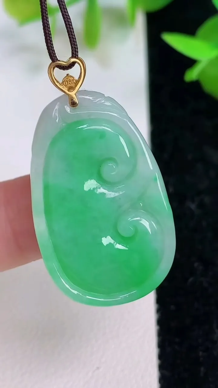天然A货翡翠如意吊坠，尺寸30.4-19-6，重量:7.43g
7月16日