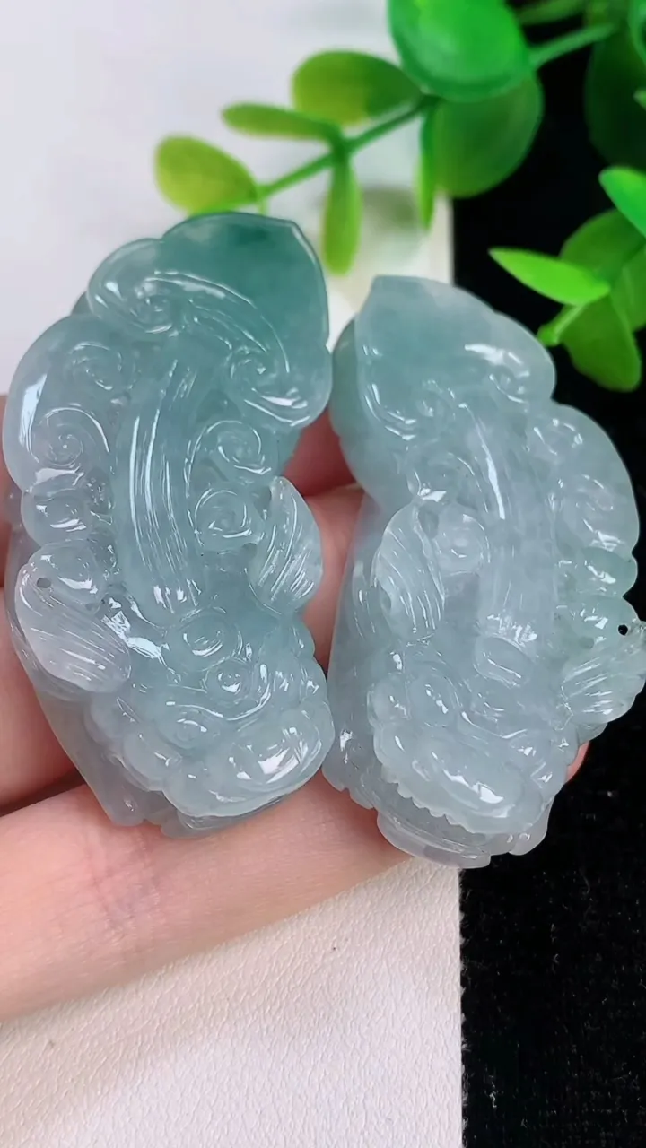 天然A货翡翠飘花貔貅吊坠一对，尺寸53.8-24.8-12.2，重量:72.55g
7月16日