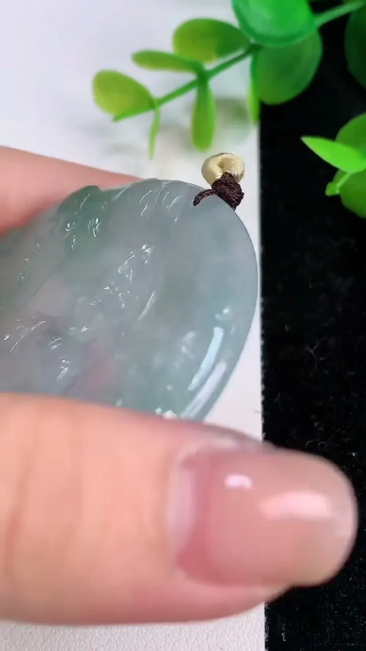 天然A货翡翠飘花山水观音菩萨吊坠，尺寸53-5.3，重量:30.40g
7月16日