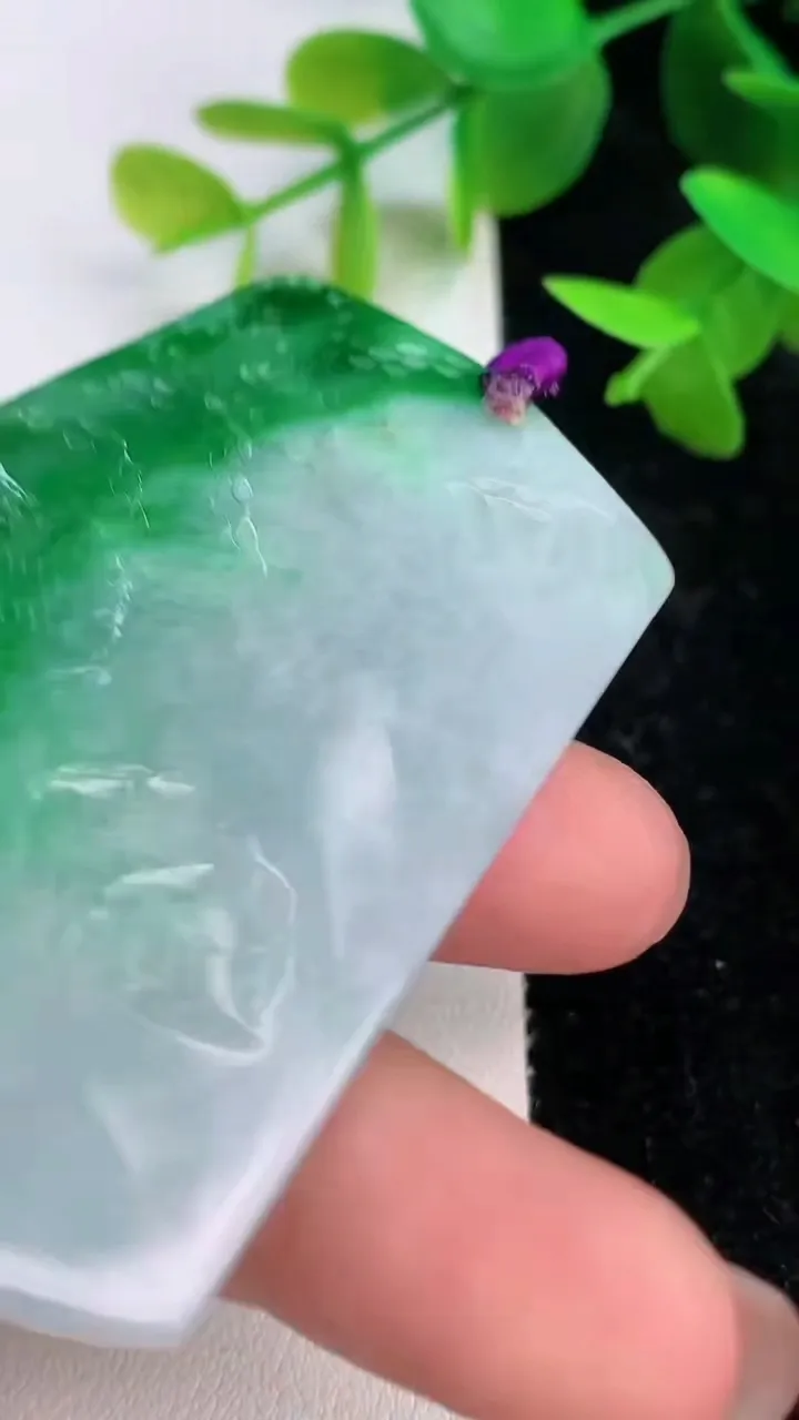 天然A货翡翠山水牌吊坠，尺寸60-45-5.6，重量:34.22g
7月16日