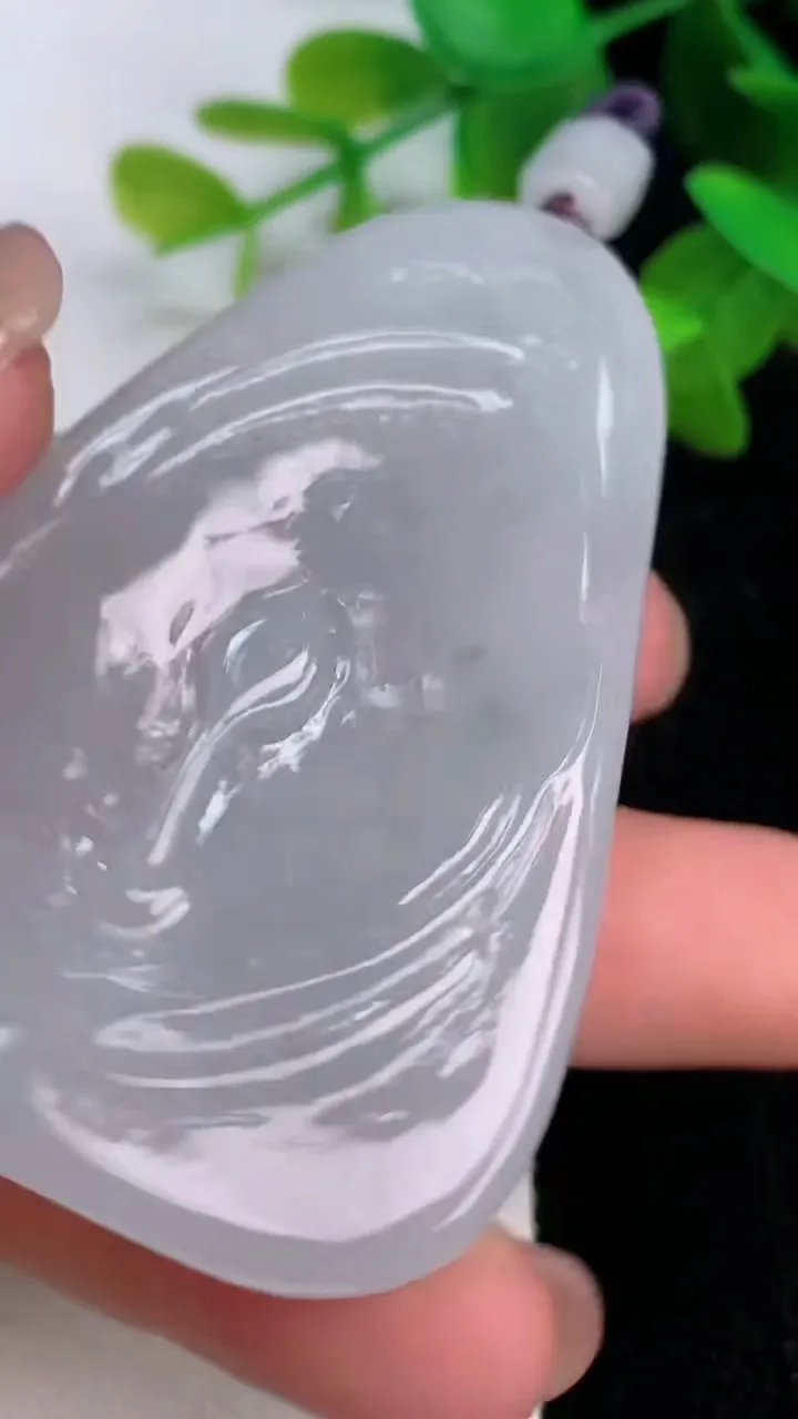 天然A货翡翠飘花大势至观音菩萨吊坠，尺寸60.6-43.2-9.7，重量:45.29g
7月16日
