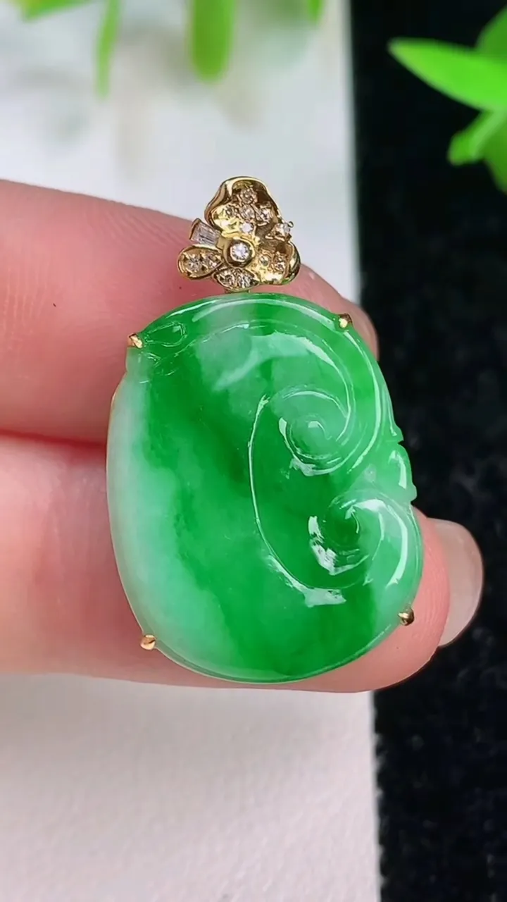 天然A货翡翠如意吊坠，尺寸21.3-17-5，重量:3.12g
7月16日