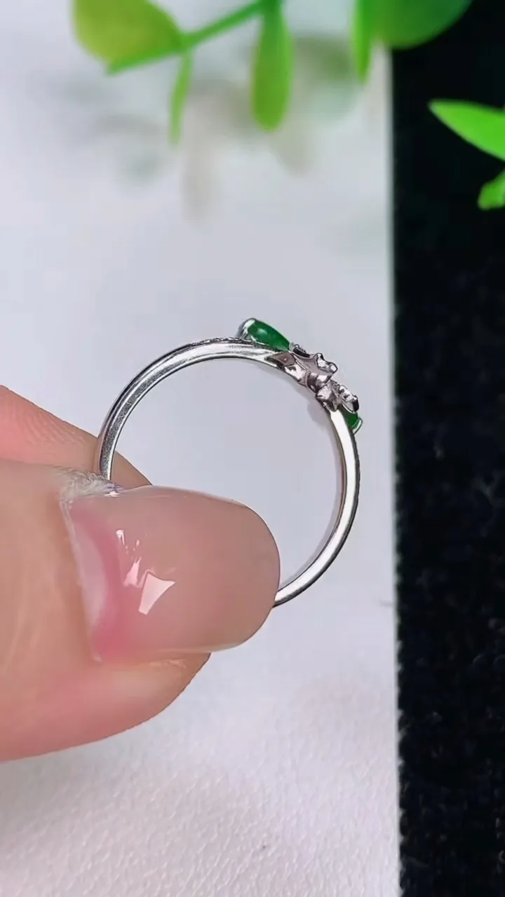 天然A货翡翠蝴蝶结戒指，尺寸18-9.8-3.4，重量:2.07g2025年7月16日
工厂直销收藏佳品,种好水足，色泽均匀，有种有色，上手高大气！