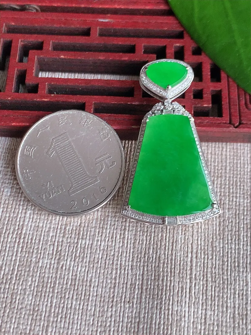 天然A货翡翠18K金伴阳绿无事牌吊坠尺寸38.7×21.7×7裸石22.6×18m量6.12g 0715