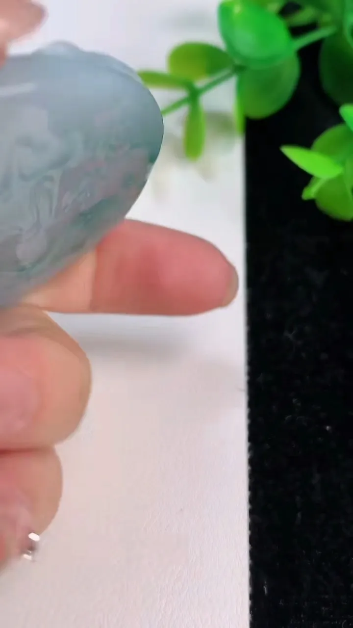天然A货翡翠飘花龙牌吊坠，尺寸52.5-11.8，重量:54.60g
7月16日