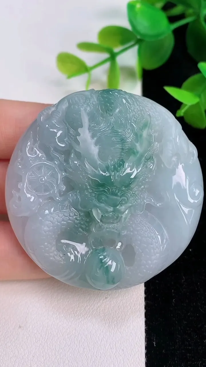 天然A货翡翠飘花龙牌吊坠，尺寸52.5-11.8，重量:54.60g
7月16日