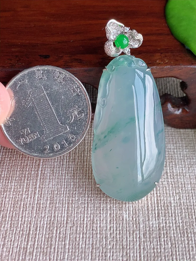 天然A货翡翠18K金伴飘花福瓜吊坠尺寸48.3×38×19×8.6m量10.90g 0715