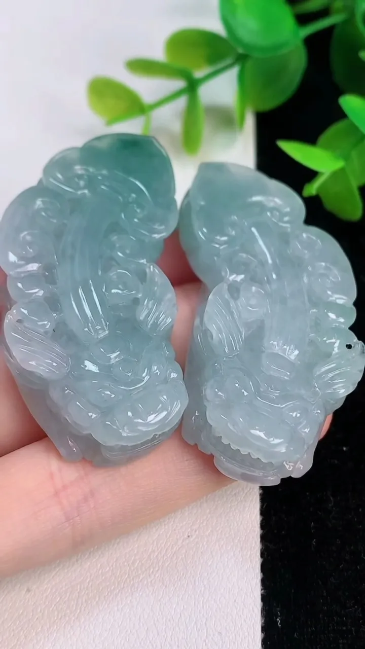 天然A货翡翠飘花貔貅吊坠一对，尺寸53.8-24.8-12.2，重量:72.55g
7月16日