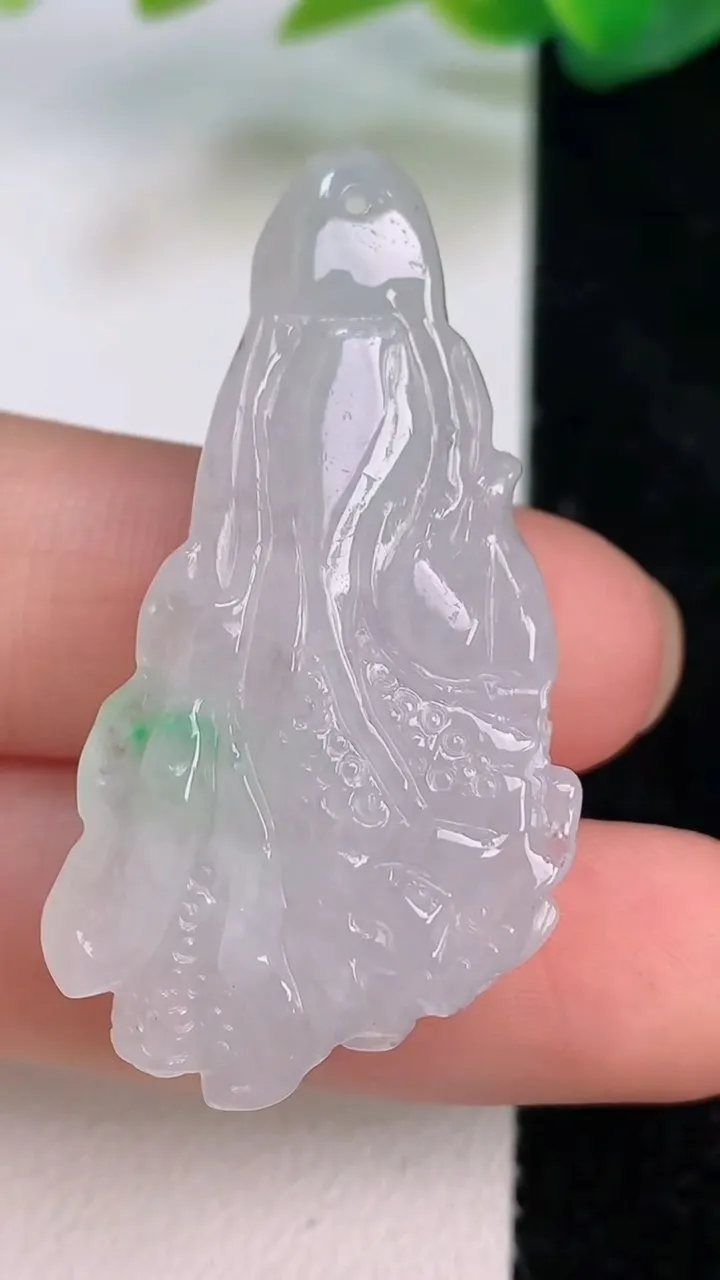 天然A货翡翠白菜吊坠，尺寸42.4-21.6-9.3，重量:10.05g
7月16日
