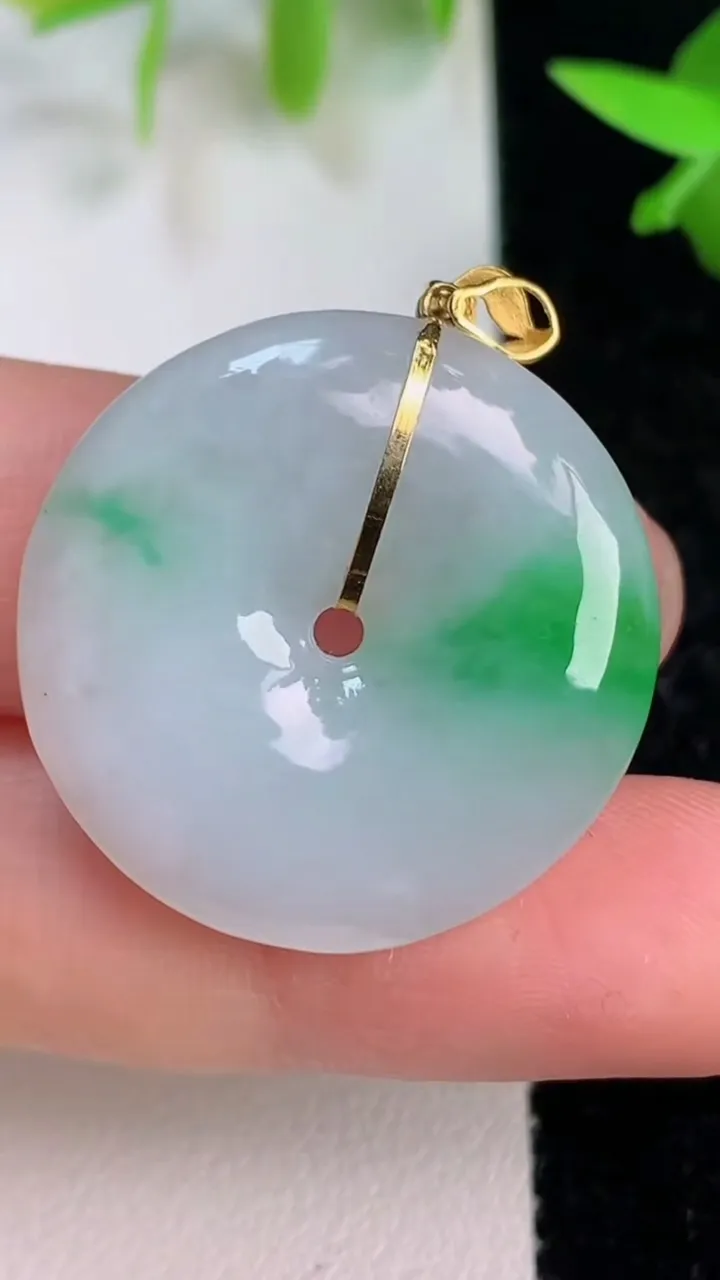 天然A货翡翠平安扣吊坠，尺寸26.7-5.4，重量:8.19g
7月16日