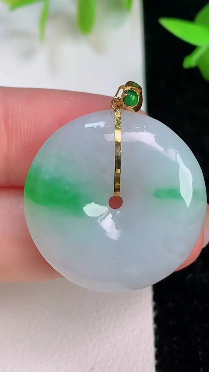 天然A货翡翠平安扣吊坠，尺寸26.7-5.4，重量:8.19g
7月16日