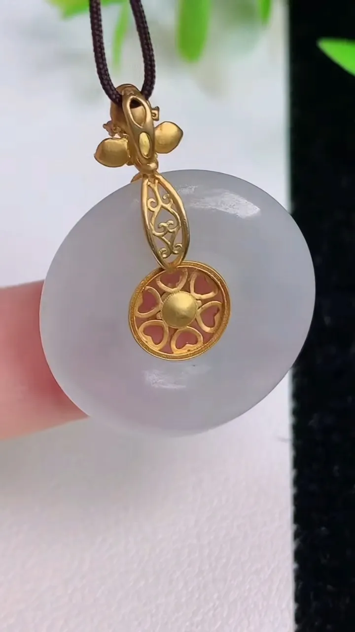 天然A货翡翠平安扣吊坠，尺寸24-3.8，重量:5.30g
7月16日