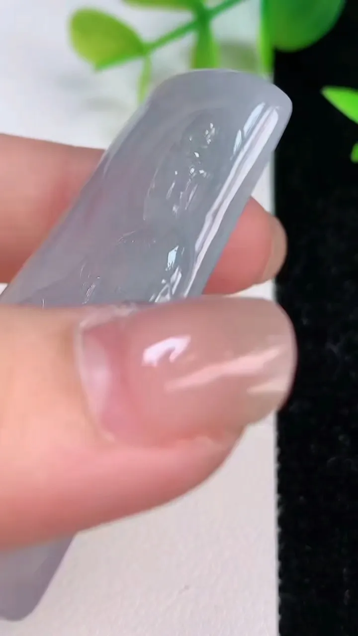 天然A货翡翠冰种观音菩萨吊坠，尺寸55-28.2-5.3，重量:17.97g
7月16日