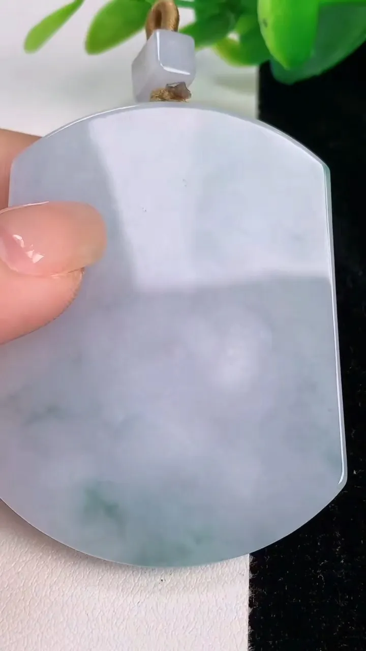 天然A货翡翠飘花无事牌吊坠，尺寸56.6-43.2-5.3，重量:39.09g
7月16日