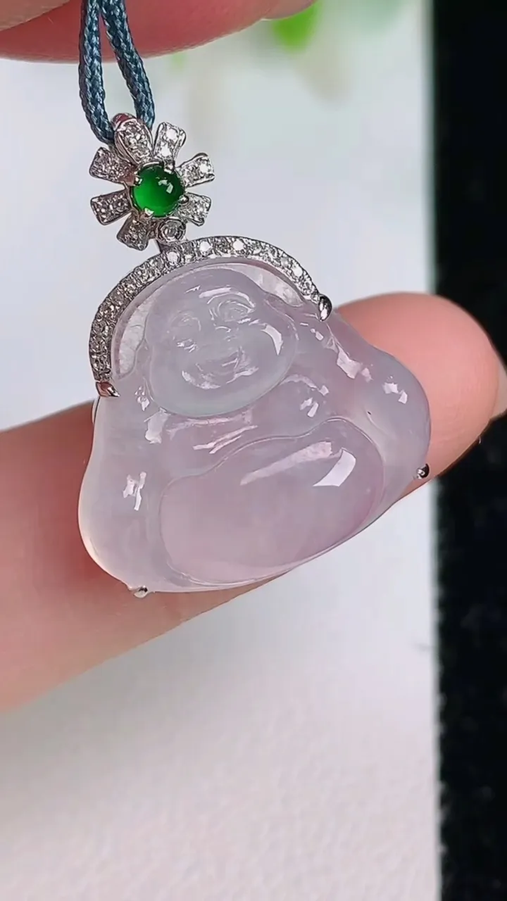 天然A货翡翠种白冰佛公吊坠，尺寸23.6-16-18.5-5.7，重量:2.85g
7月16日