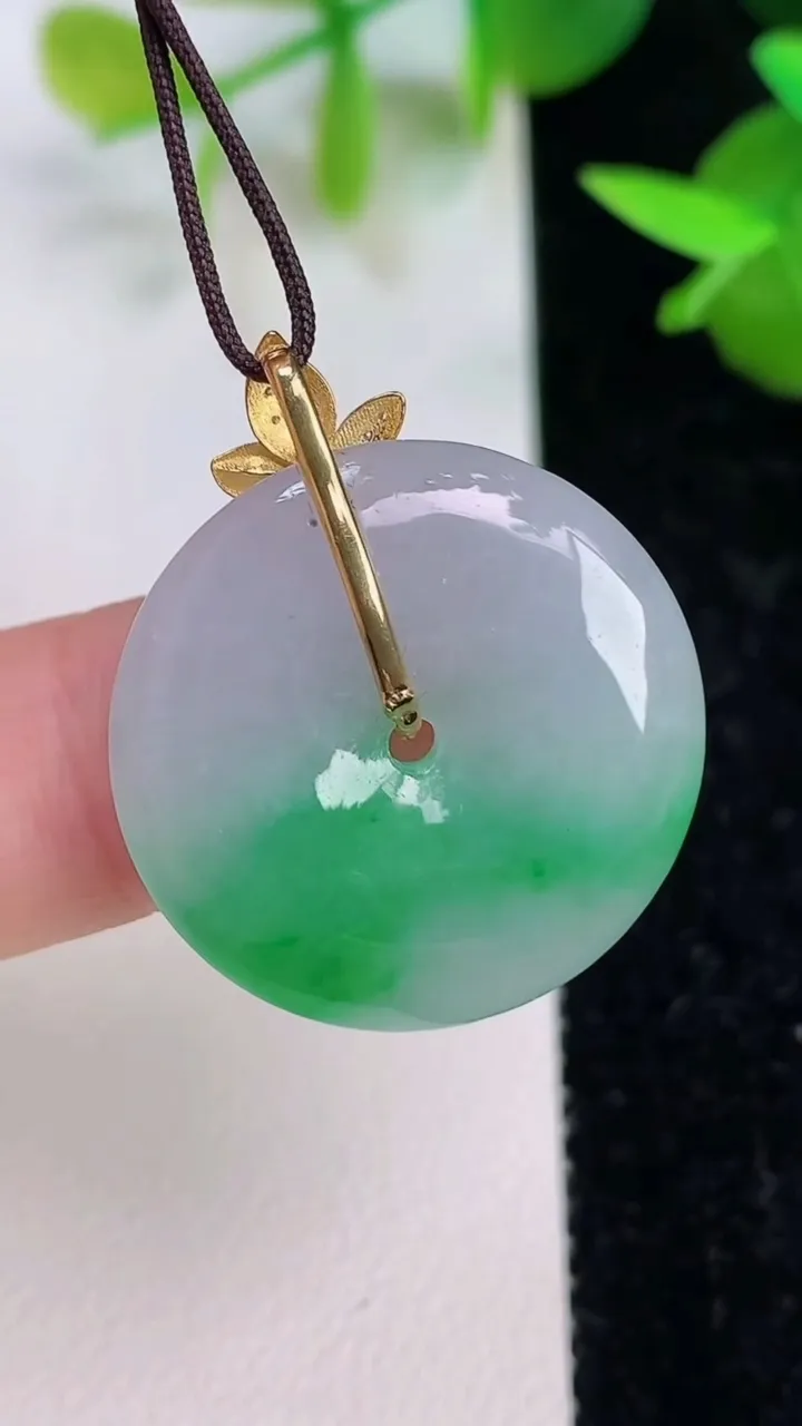 天然A货翡翠平安扣吊坠，尺寸23.3-4.7，重量:5.70g
7月16日
