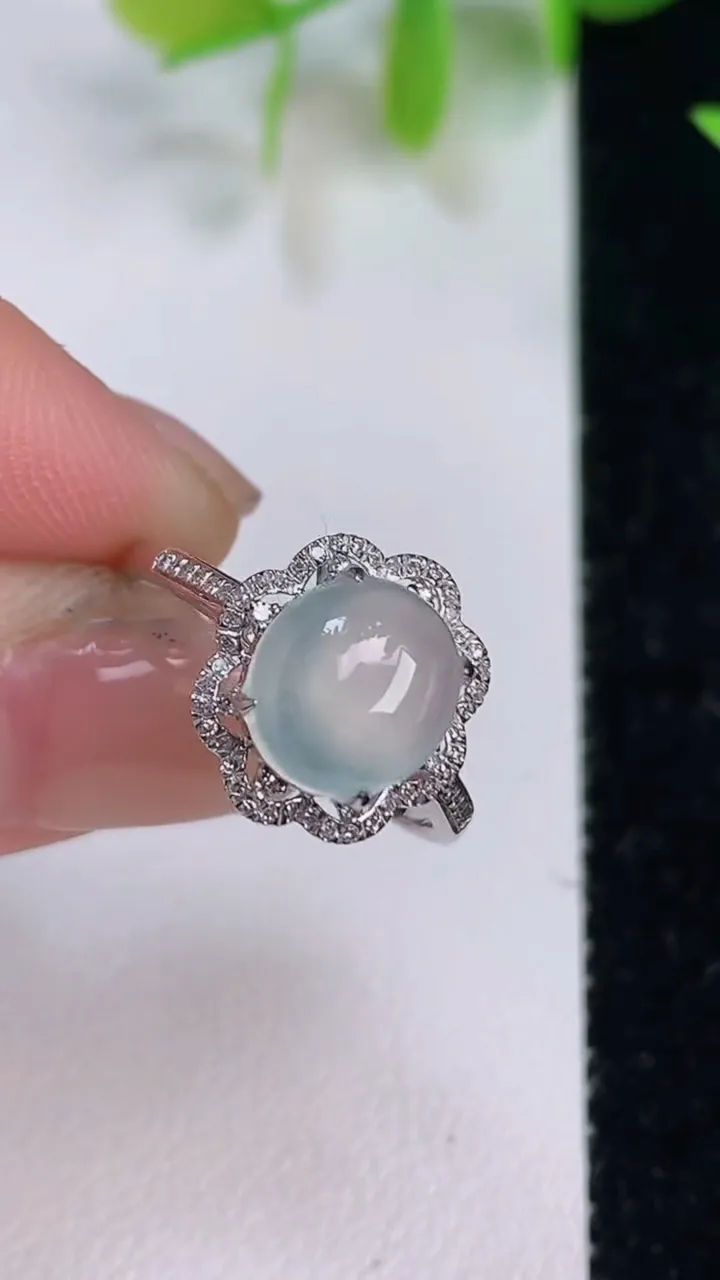 天然A货翡翠种蛋面戒指，尺寸18.6-9-8，重量:2.08g2025年7月16日
工厂直销收藏佳品,种好水足，色泽均匀，有种有色，上手高大气！