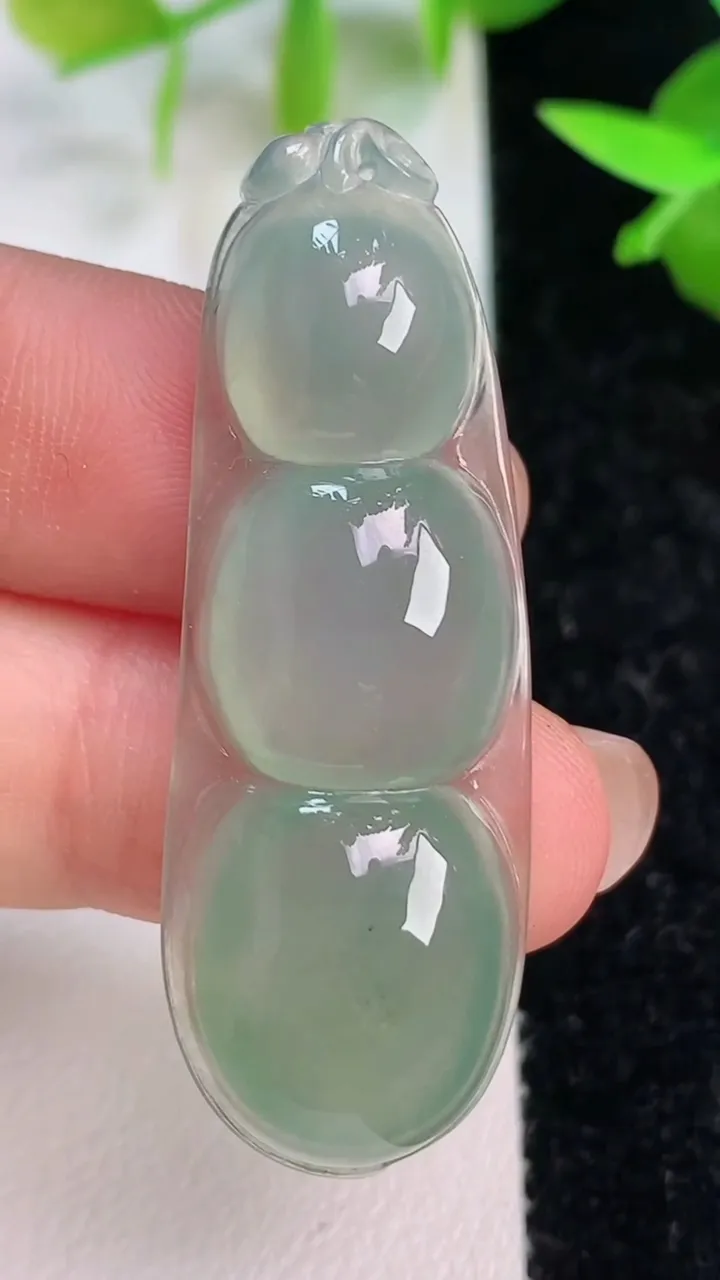 天然A货翡翠福豆吊坠，尺寸45.7-16.2-6，重量:6.95g
7月16日