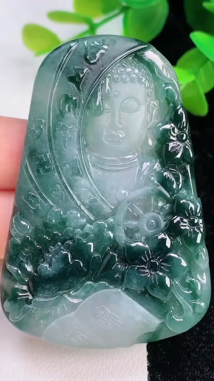天然A货翡翠飘花佛头吊坠，尺寸63.6-43.7-5，重量:31.13g
7月16日