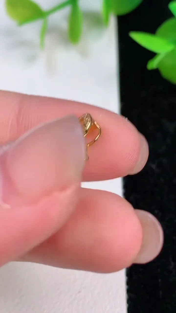 天然A货翡翠种飘花貔貅吊坠，尺寸15-11-6.6，重量:2.16g
7月16日