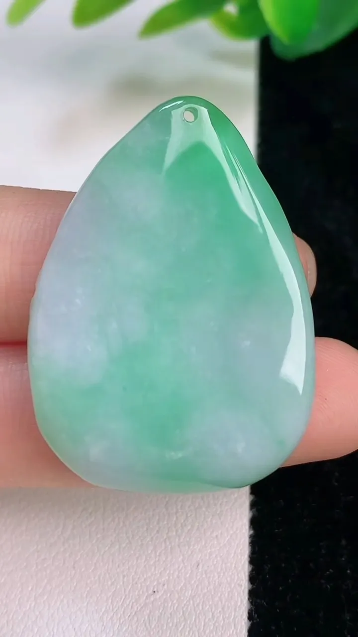 天然A货翡翠凤凰吊坠，尺寸38.7-27.7-6.8，重量:12.32g
7月16日