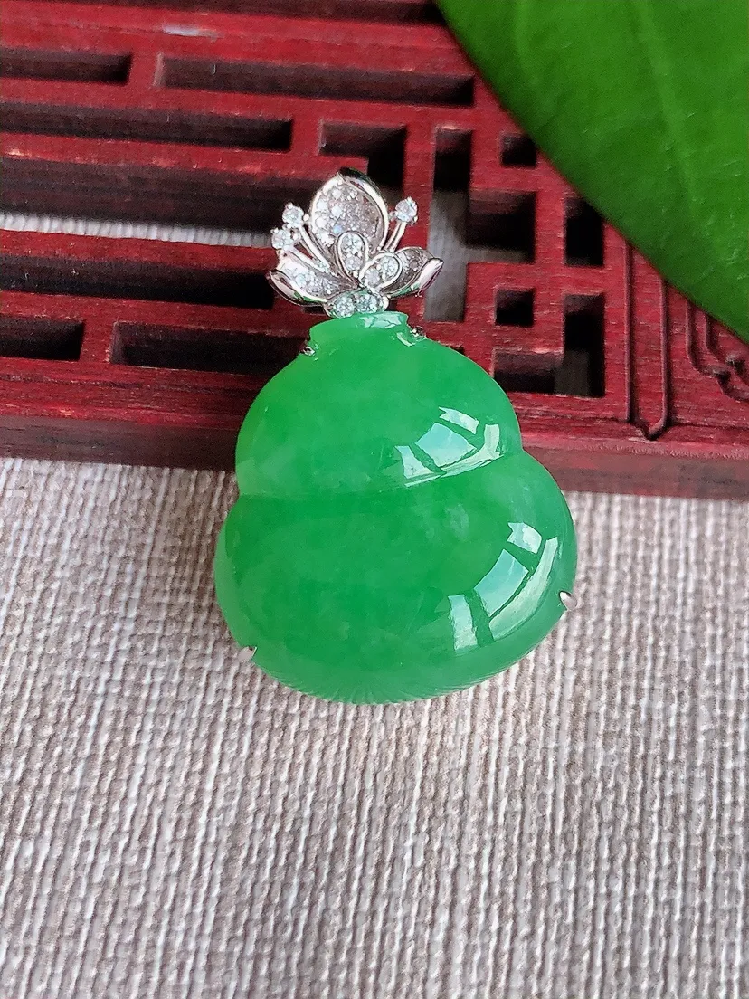 天然A货翡翠18K金伴阳绿葫芦吊坠尺寸30.8×21.6×20.5×9.5m量7.60g 0715