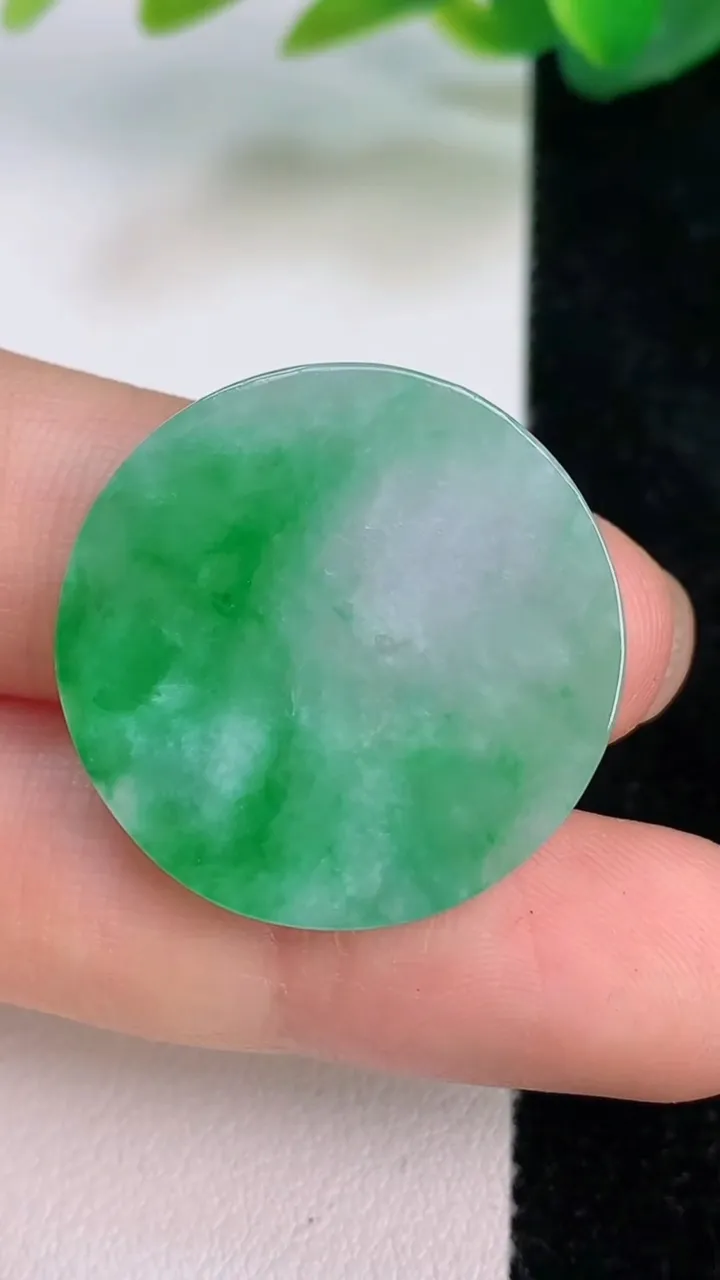 天然A货翡翠无事牌镶嵌件，尺寸26-3，重量:5.35g
7月16日