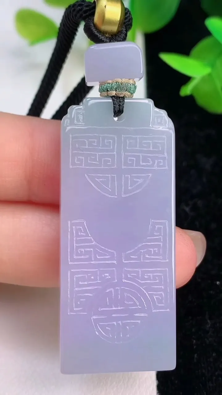 天然A货翡翠春带彩紫罗兰仿古无事牌吊坠，尺寸46.4-19.4-6，重量:22.59g
7月16日