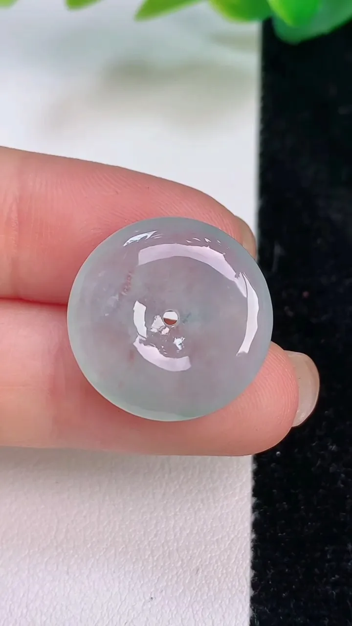 天然A货翡翠飘花平安扣吊坠，尺寸19.5-1.3，重量:3.43g
7月16日