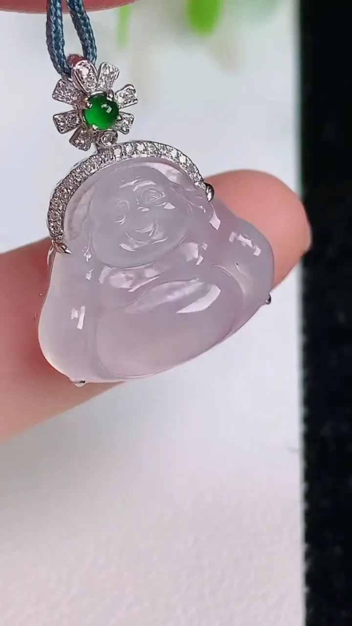 天然A货翡翠种白冰佛公吊坠，尺寸23.6-16-18.5-5.7，重量:2.85g
7月16日