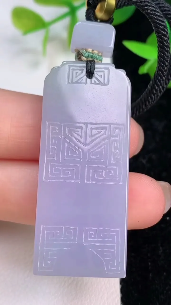 天然A货翡翠春带彩紫罗兰仿古无事牌吊坠，尺寸46.4-19.4-6，重量:22.59g
7月16日