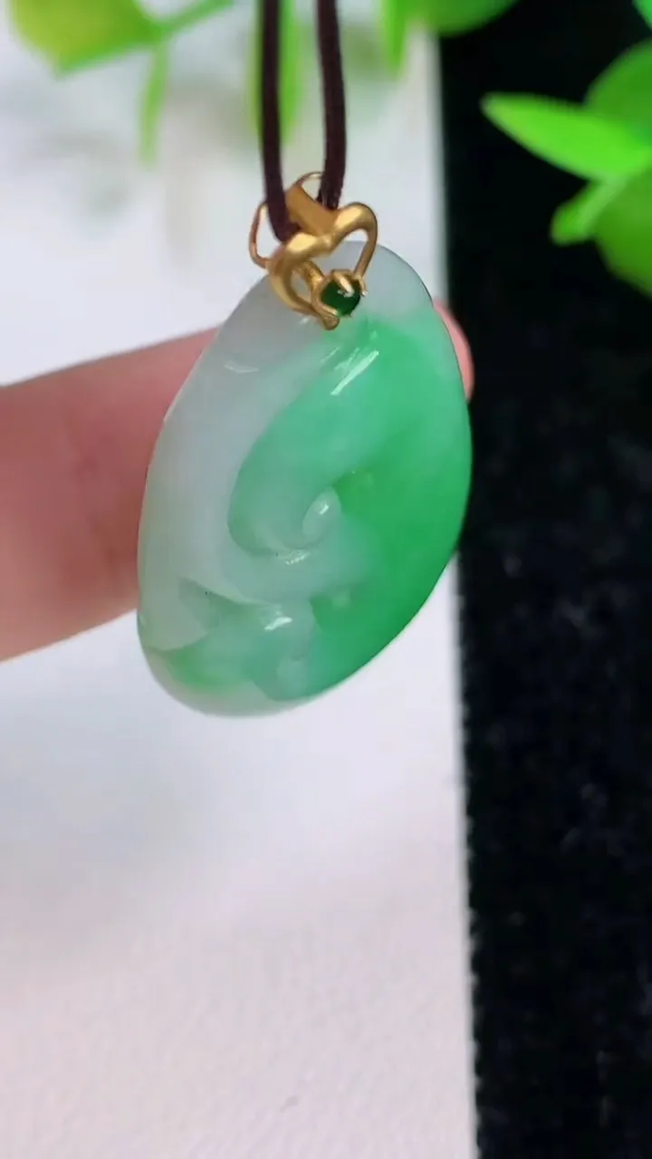 天然A货翡翠如意吊坠，尺寸30.4-19-6，重量:7.43g
7月16日