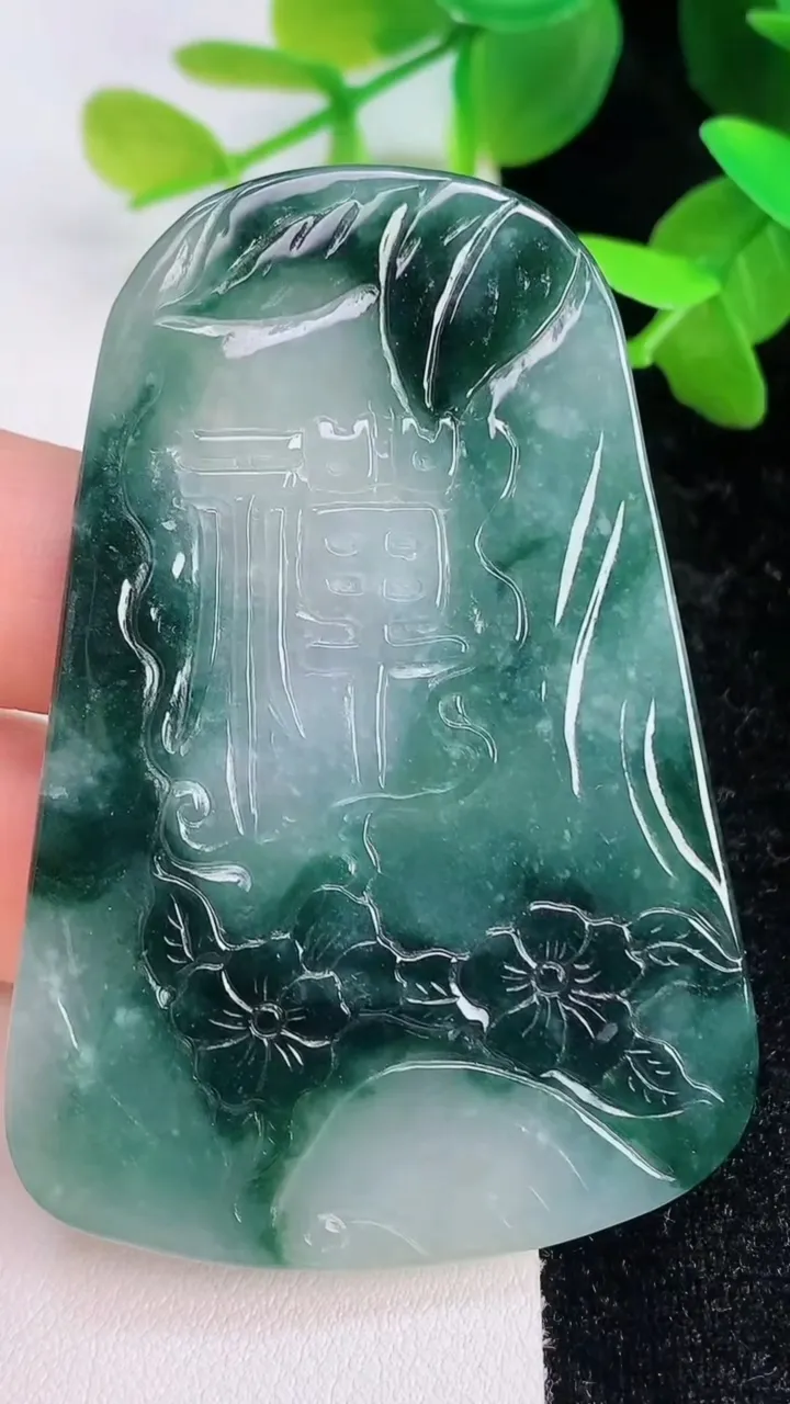天然A货翡翠飘花佛头吊坠，尺寸63.6-43.7-5，重量:31.13g
7月16日