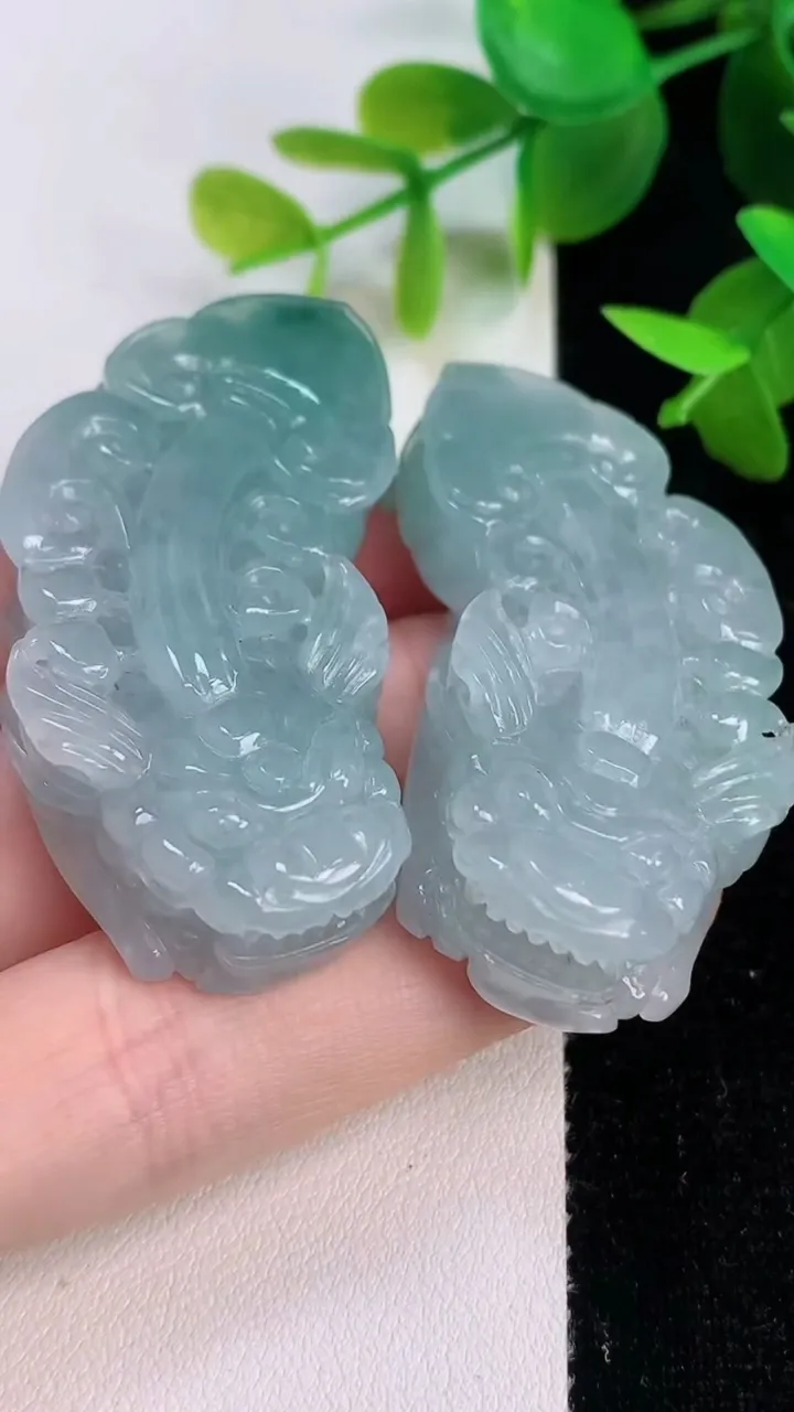 天然A货翡翠飘花貔貅吊坠一对，尺寸53.8-24.8-12.2，重量:72.55g
7月16日