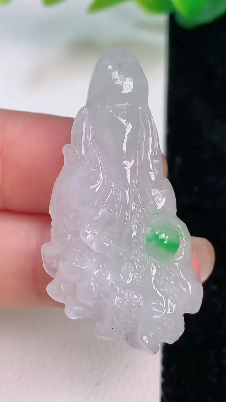 天然A货翡翠白菜吊坠，尺寸42.4-21.6-9.3，重量:10.05g
7月16日