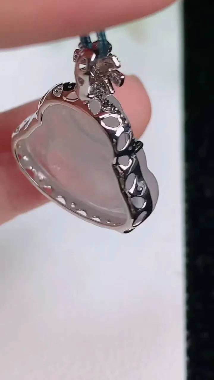 天然A货翡翠种白冰佛公吊坠，尺寸23.6-16-18.5-5.7，重量:2.85g
7月16日