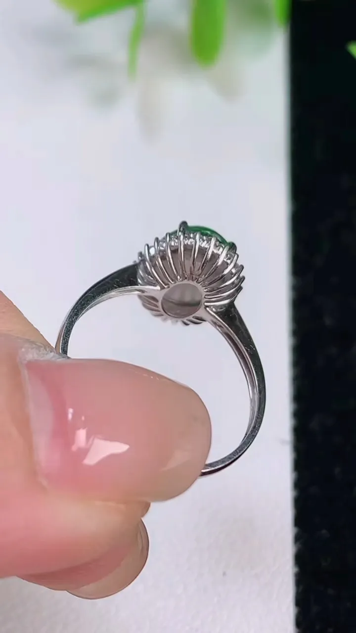 天然A货翡翠蛋面戒指，尺寸18.2-9-7，重量:2.14g2025年7月16日
工厂直销收藏佳品,种好水足，色泽均匀，有种有色，上手高大气！