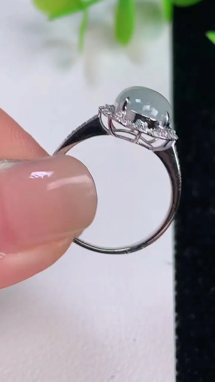 天然A货翡翠种蛋面戒指，尺寸18.6-9-8，重量:2.08g2025年7月16日
工厂直销收藏佳品,种好水足，色泽均匀，有种有色，上手高大气！