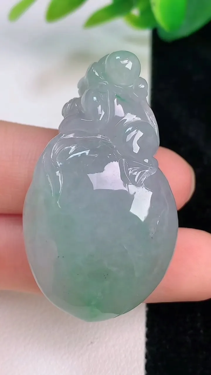 天然A货翡翠寿桃吊坠，尺寸44.8-25.4-11.7，重量:22.84g
7月16日