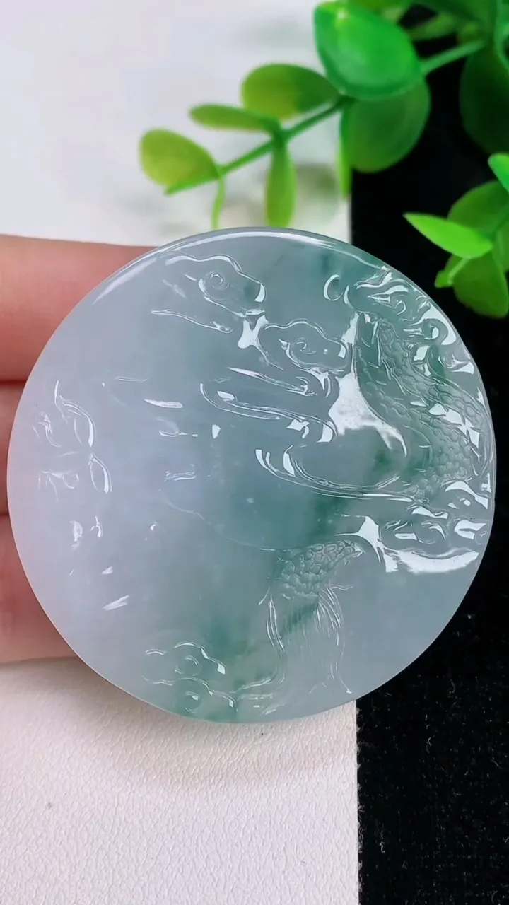 天然A货翡翠飘花龙牌吊坠，尺寸52.5-11.8，重量:54.60g
7月16日