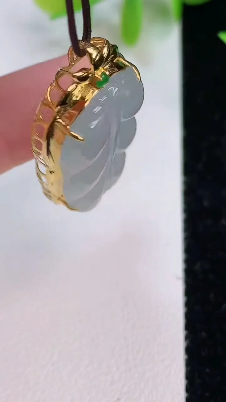 天然A货翡翠种金枝玉叶 叶子吊坠，尺寸34.5-17.5-8.3，裸石28.2-15.8重量:4.78g
7月16日
