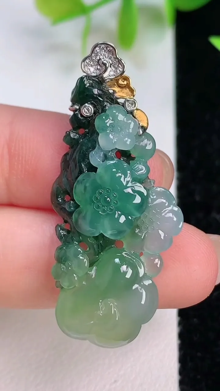 天然A货翡翠梅花鹿，尺寸39-17.5-5，重量:5.46g
7月16日