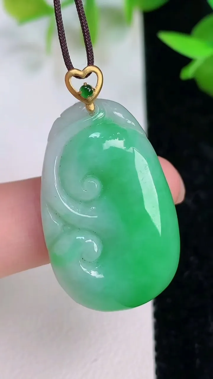 天然A货翡翠如意吊坠，尺寸30.4-19-6，重量:7.43g
7月16日